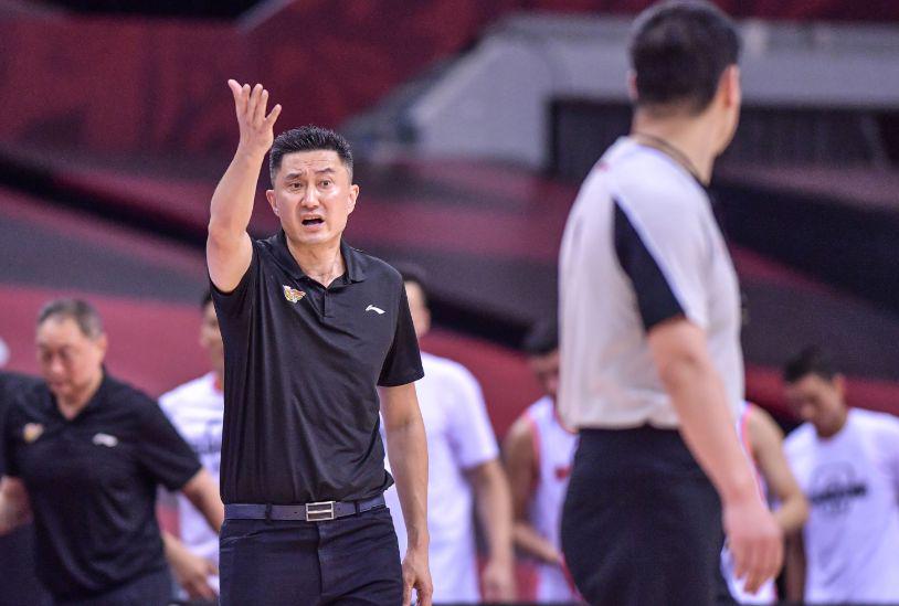 明日CBA季后赛：广东男篮战上海，杜锋道出赛季艰辛
