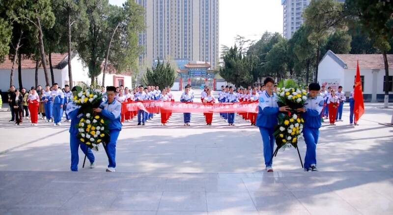 行走的思政课：附中学子清明缅怀先烈