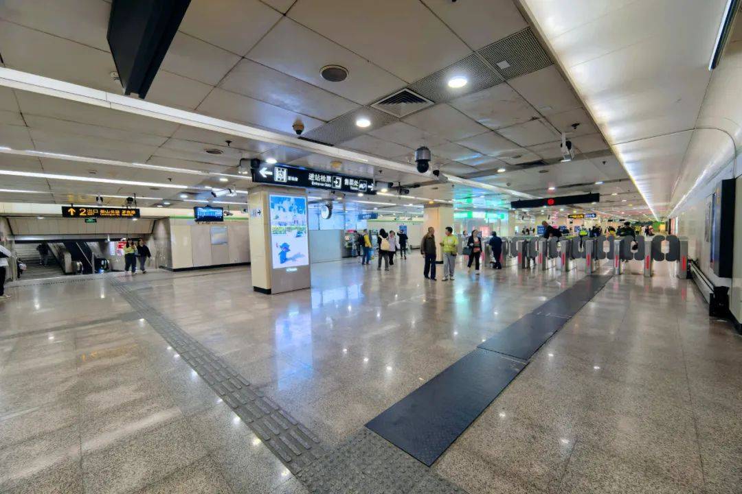 早高峰直击：娄山关路站新连通口让市民出行更轻松！，地铁娄山关路站新连通口开放，居民直呼太方便！