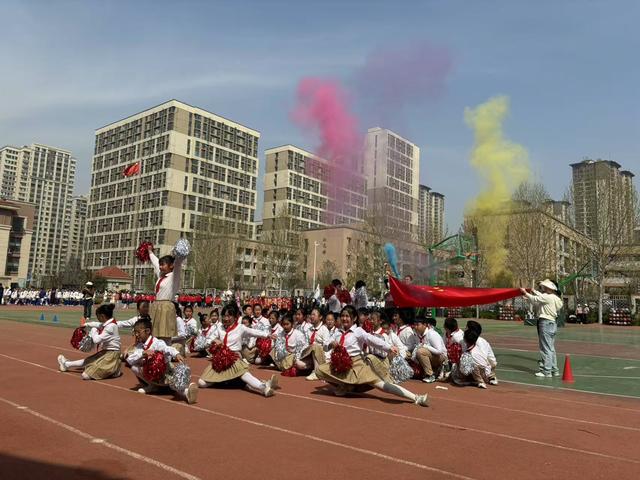 郑州市管城回族区紫荆山南路小学春季运动会激情开启，“拥抱春天 悦享运动”，紫荆山南路小学运动会燃动校园