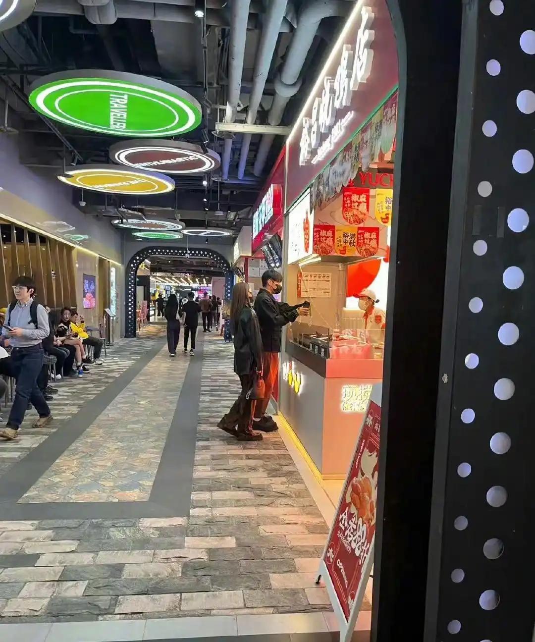 杨丞琳李荣浩低调逛街，简约生活甜蜜满溢！，李荣浩杨丞琳逛街超甜蜜，这对夫妻太好嗑啦！