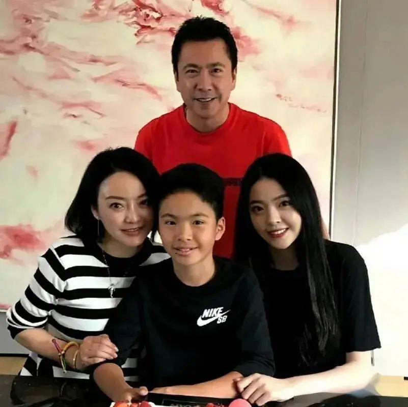 王文也订婚：华谊家族第三代喜事，未来发展值得期待！，华谊千金王文也订婚，浪漫求婚现场羡煞众人！