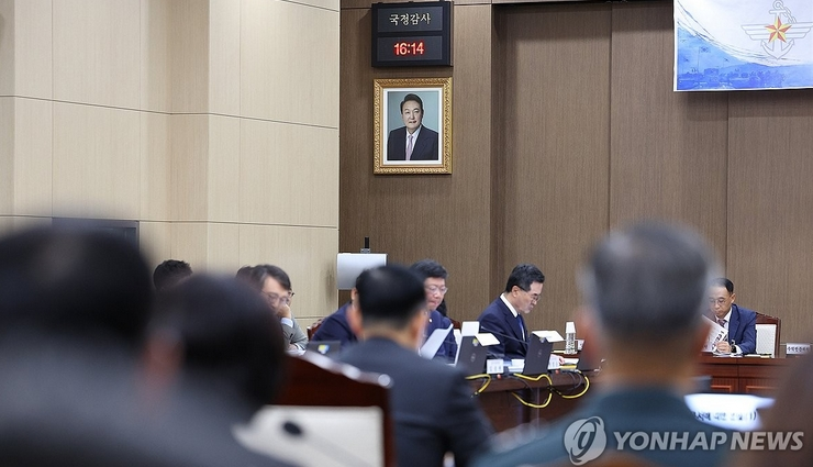 韩国宪法法院全票通过尹锡悦弹劾案，总统职位风云突变 尹锡悦总统职务被免，韩军肖像更换、总统府旗帜降下有何深意？