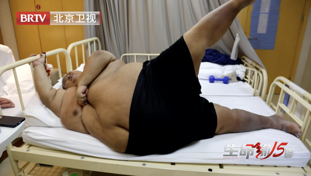 718.8 斤胖小伙跨省寻生机，55 天减重逆袭！，“全国第一胖”跨越 700 公里，56 天改写肥胖人生！