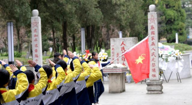 2025清明，安顺西秀师生走进王若飞烈士陵园致敬先烈