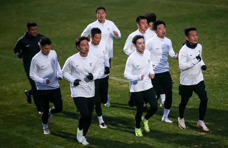 揭开毛伟杰中超第四轮低迷面纱，英博备战蓉城赛 毛伟杰伤缺，大连英博客战蓉城何去何从？