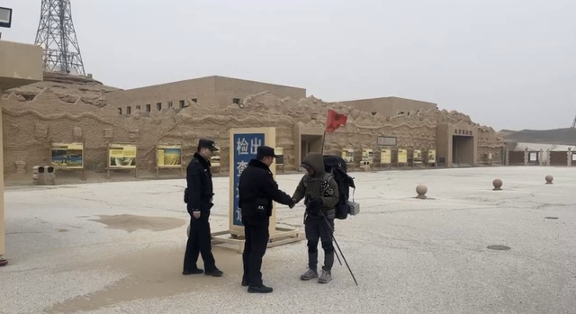 未经许可挑战罗布泊，徒步博主被民警“喊停” 惊险！徒步博主罗布泊探险，民警力挽狂澜