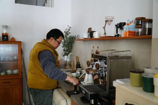 姗姗：在皮具手作与直播浪潮中找寻自我，姗姗的皮具人生：从热爱出发，拥抱变化与长期主义