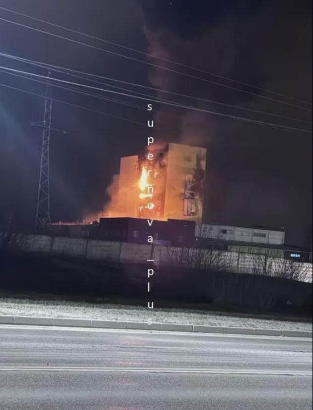 俄乌冲突新策略：乌军炸俄唯一光纤厂破无人机难题，前线困局！乌军炸厂应对俄军光纤无人机