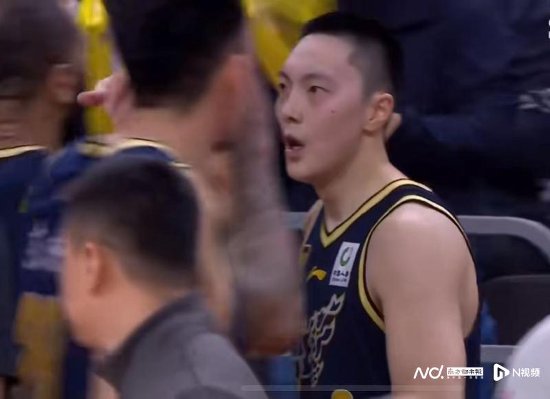 胡明轩神勇带队，广东男篮季后赛首战险胜上海队，CBA季后赛广东战上海：胡明轩关键时刻定乾坤，广东先下一城