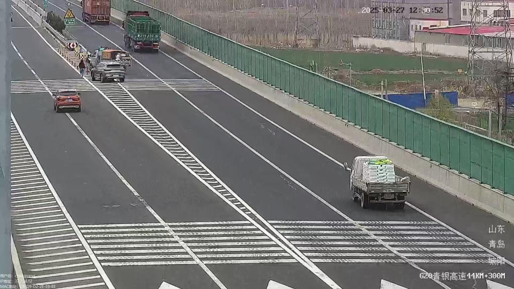 高速行车道随意停车，危险！两名司机受严惩，莫把高速当儿戏，随意停车代价大
