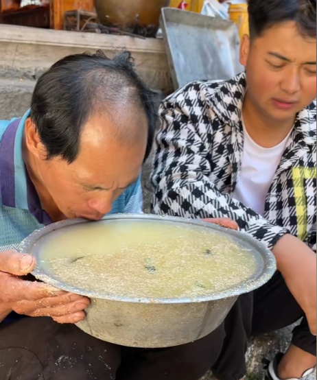 “暗黑李子柒”的重口味美食之旅：那些让人惊掉下巴的玩意，揭秘“暗黑李子柒”：他到底吃了多少奇葩食物？