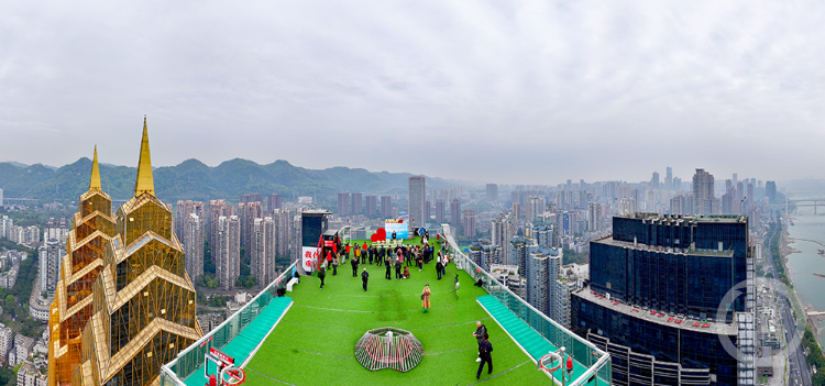 重庆云端现艺术新地标，高空摄影基地开启文旅新篇，南岸区女摄影家协会授牌高空基地，山城艺术发展再突破