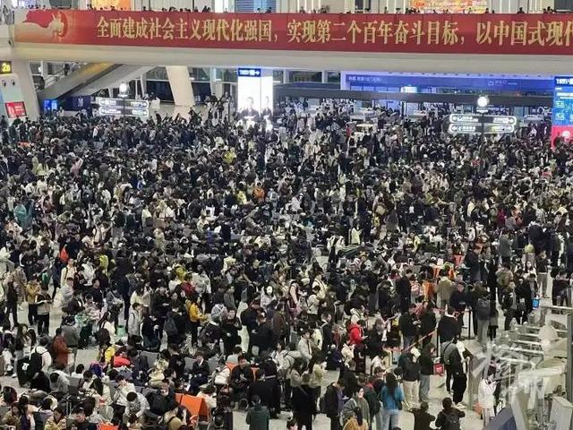 沪昆高铁故障致杭州东站近40趟车次晚点！ 杭州东站高铁晚点，旅客焦急等待何时是头？