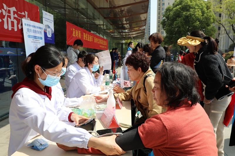 南京雨花台区“便民直通车”第50站进社区，服务暖人心，第50站“便民直通车”开进南站社区，居民畅享多元服务