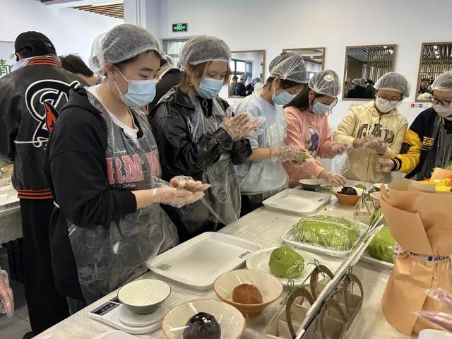 春日手作青团，上海工艺美院学生领略非遗美食风情，上海工艺美术职业学院：青团飘香，传承传统美食文化