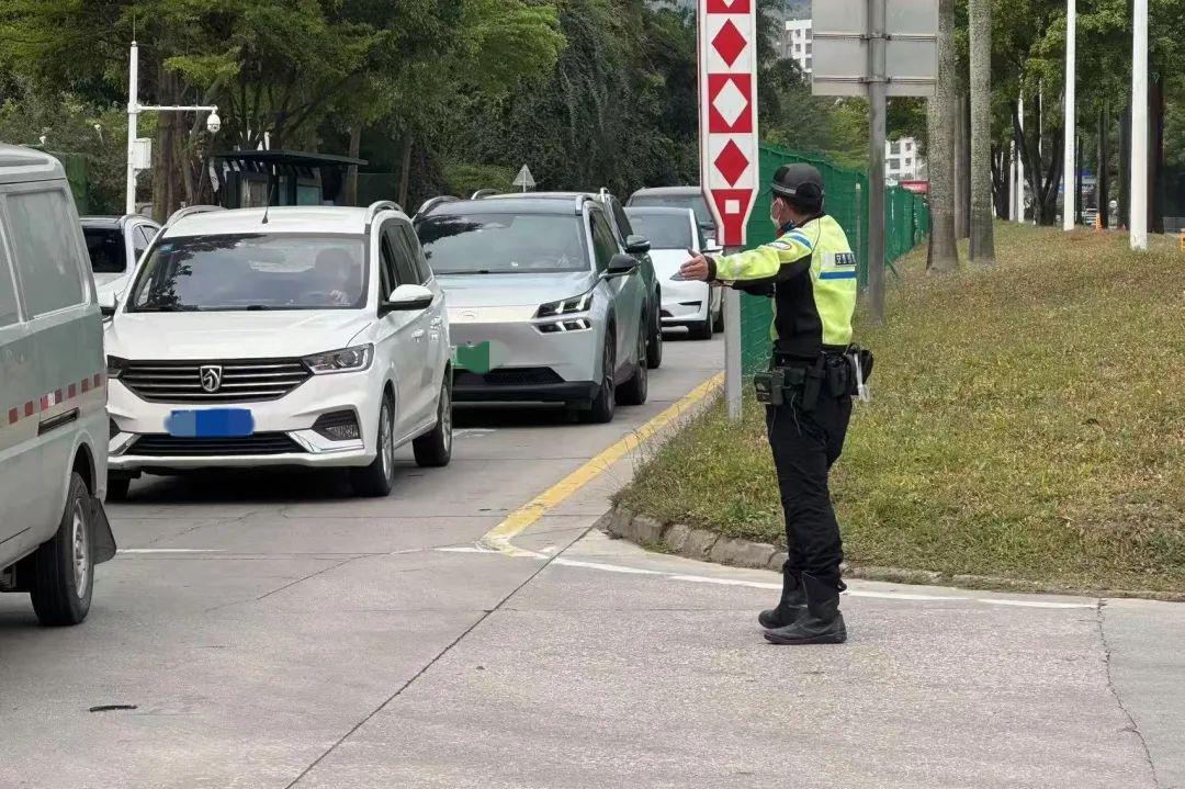深圳交警清明假期坚守，为返程市民保驾护航