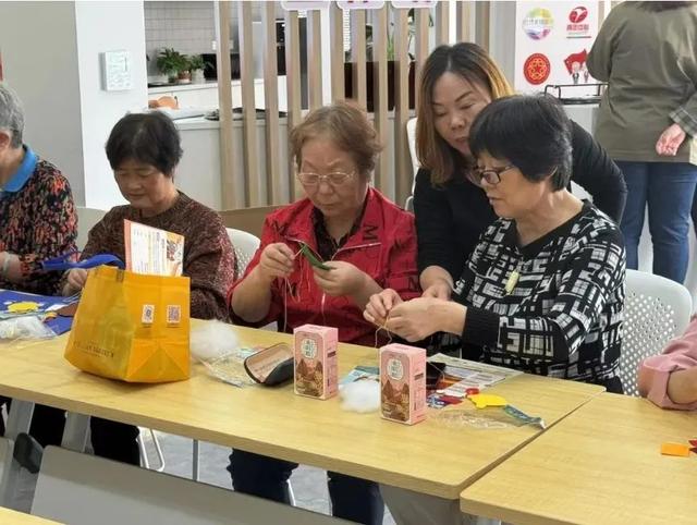 宛三社区“六学”体系，为老年学员搭建精神家园，春日暖阳下，宛三社区“银龄课堂”温暖绽放