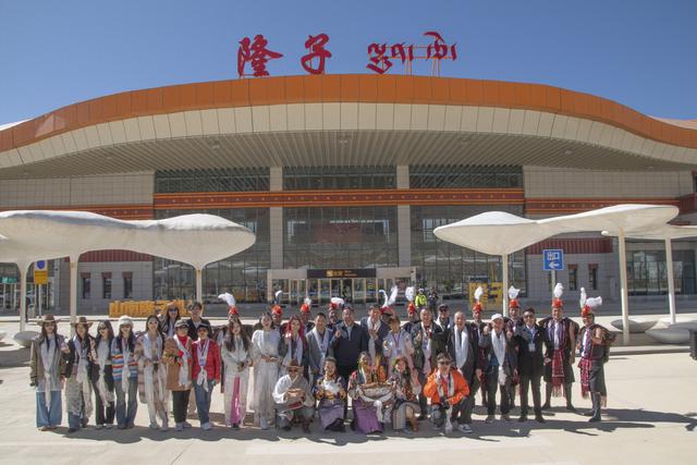 隆子县文旅盛会：红色土地绽放新光彩，隆子文旅活动：红色文化与春色的完美交融