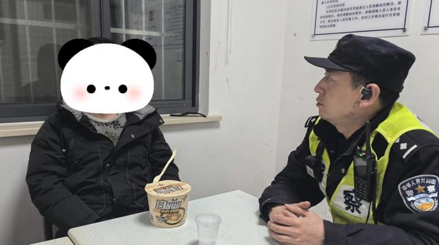 民警紧急救援轻生男子，暖心举动化解危机