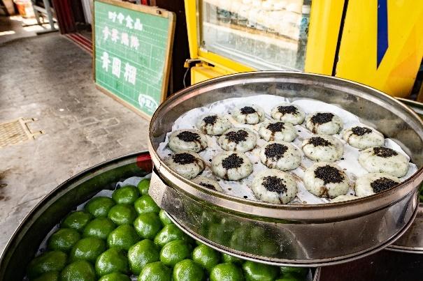 当清明邂逅万物向新与慎终追远 清明：天地清朗处，思念与新生共舞