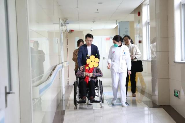 80岁香港籍老人沪上返乡记：多部门跨越1500公里的温暖接力 沪港跨越1500公里，爱心接力助80岁老人返乡安度晚年