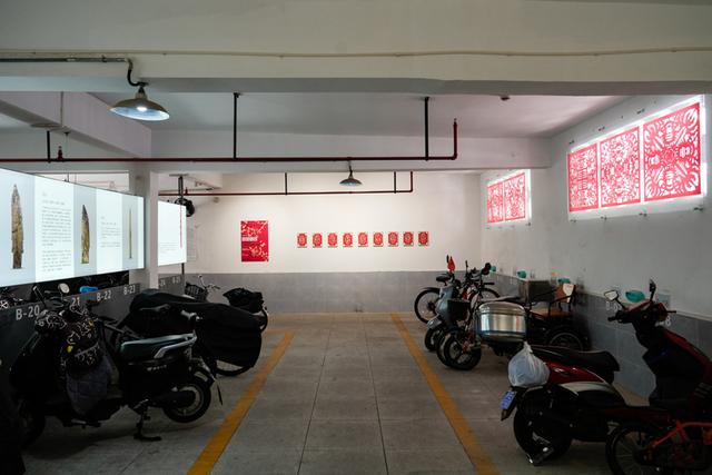 南桥撕纸点亮星梦停车棚，为社区文化发展添动力 当撕纸艺术遇上星梦停车棚，社区文化焕新彩