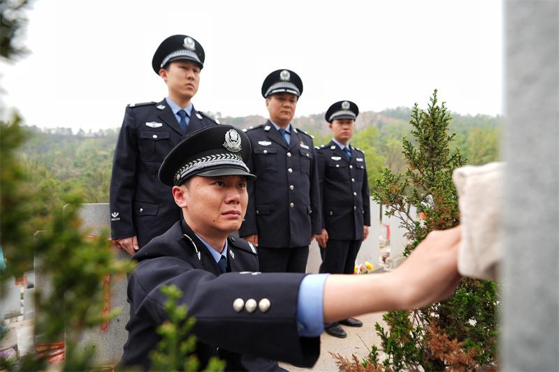 新警鄂靖：以父为范，守护一方百姓