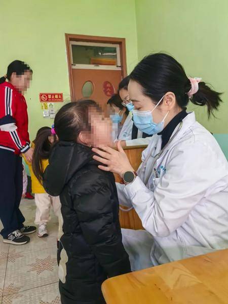 2025年胶州幼儿园健康查体工作全面铺开，呵护儿童成长