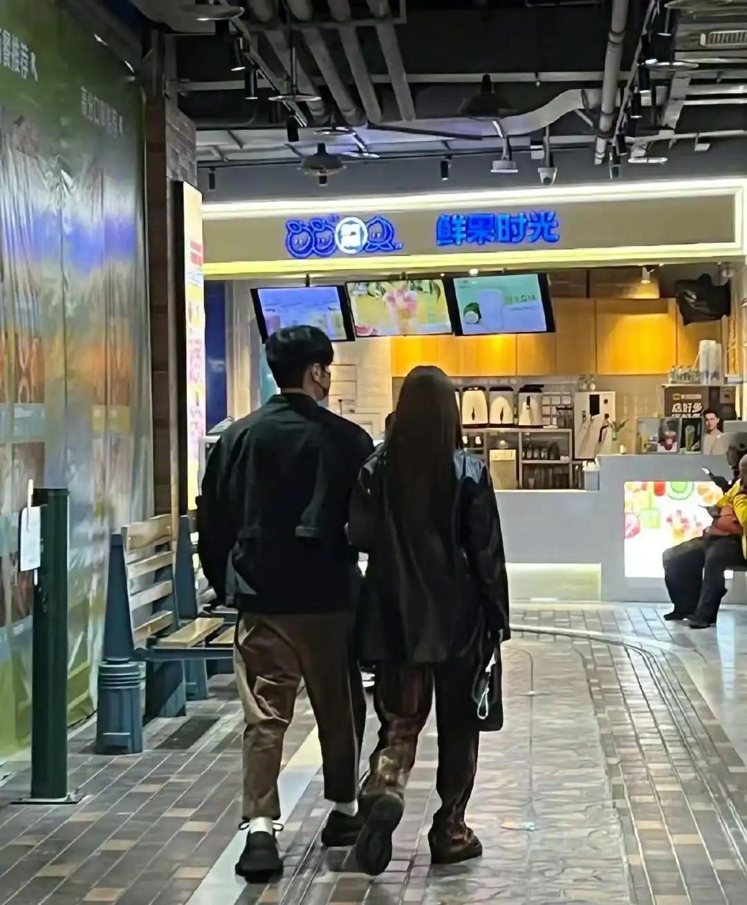 杨丞琳李荣浩低调逛街，简约生活甜蜜满溢！，李荣浩杨丞琳逛街超甜蜜，这对夫妻太好嗑啦！