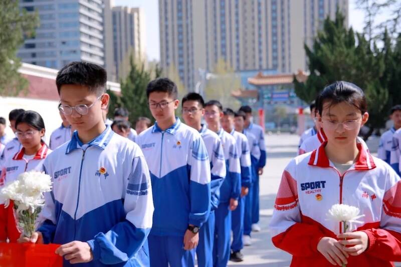 行走的思政课：附中学子清明缅怀先烈