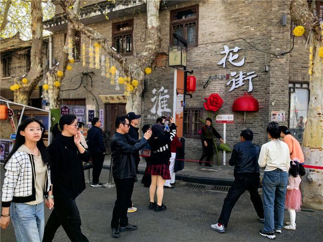 清明小长假，江苏各地消费场景百花齐放，清明江苏消费热：线上线下联动开启经济新引擎