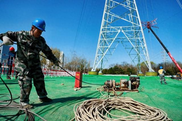 国网北京电力创新之举：移动式伞形跨越架保障施工安全