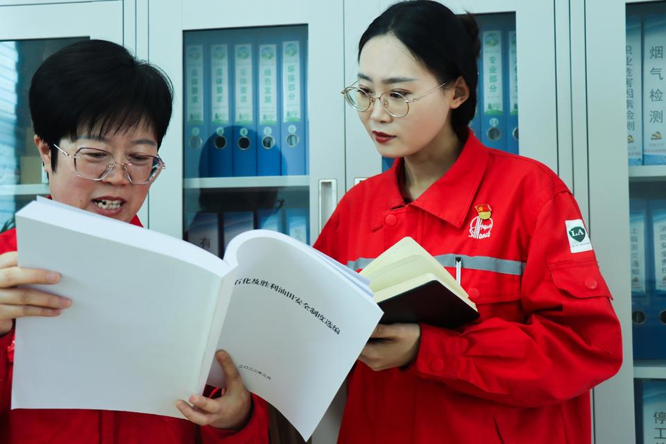 信远采油管理区：老技师的带徒心愿与安全传承，退休倒计时，李芳为徒弟打造“安全宝典”