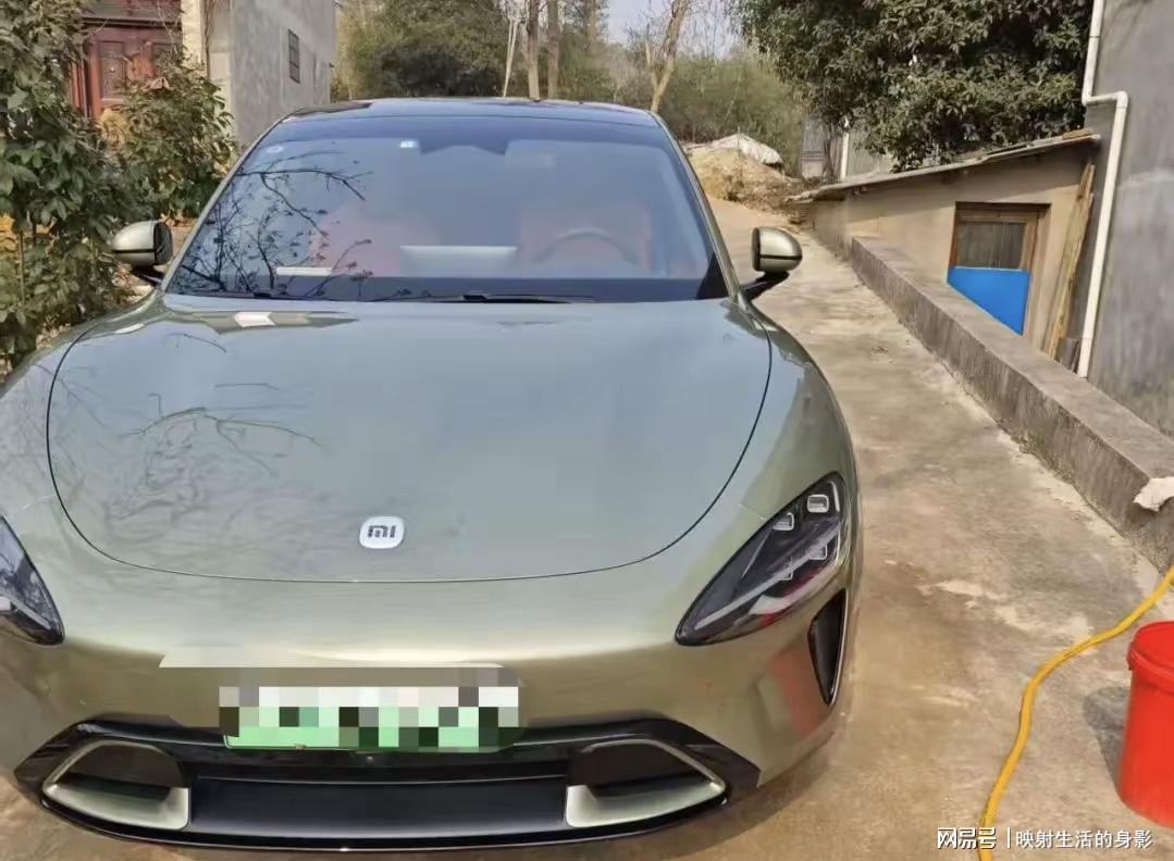 宝马撞墩未起火，网友拿与小米事故对比引争议