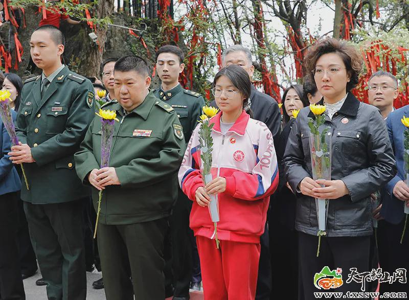 清明时节，毛新宇一家韶山祭祖寄深情