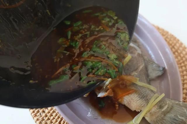 小嘉教你做西湖醋鱼，肉质鲜嫩超开胃！ 解锁西湖醋鱼做法，品尝地方传统名菜的魅力