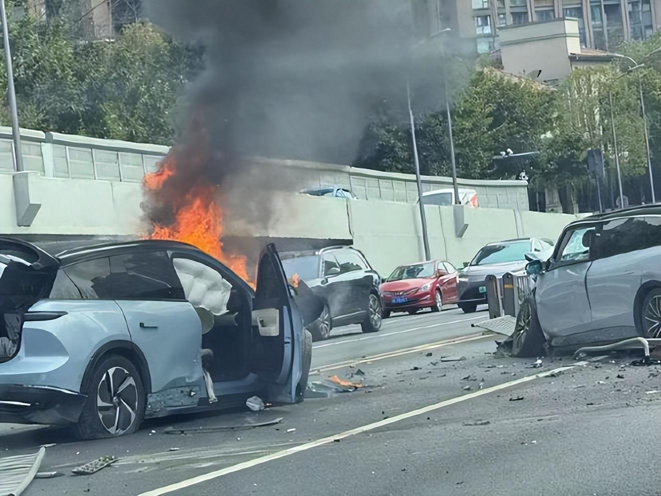 蔚来 ES6 碰撞起火，自动解锁车门成生命保障 蔚来 ES6 撞击起火，车门自动解锁守护安全！