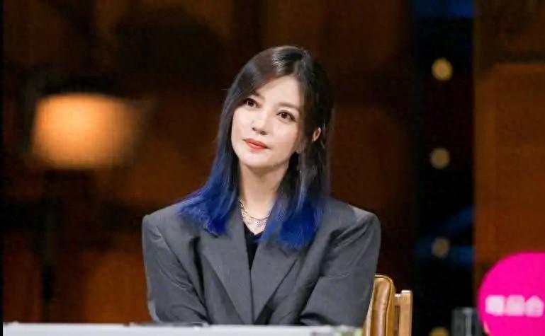 赵薇剪发欲重新开始？“劣迹”在身恐难翻身，赵薇近照曝光，曾经辉煌如今能否东山再起？