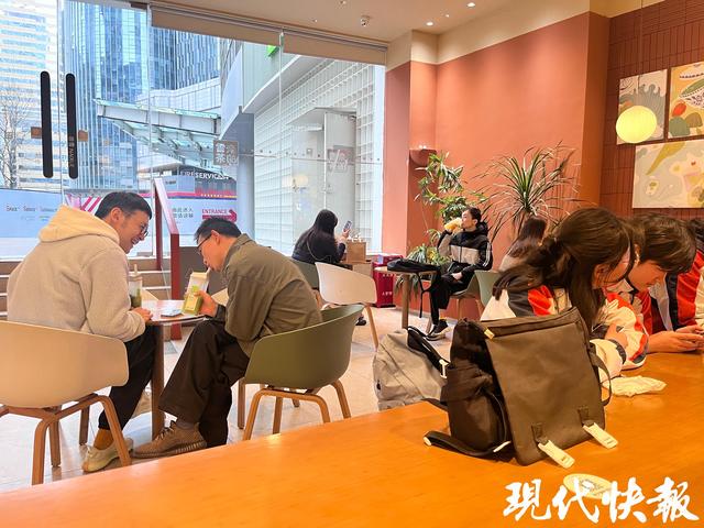 南京茶饮新潮流：明前茶创新融合引关注 明前茶遇奶茶，南京清明茶饮市场焕新生