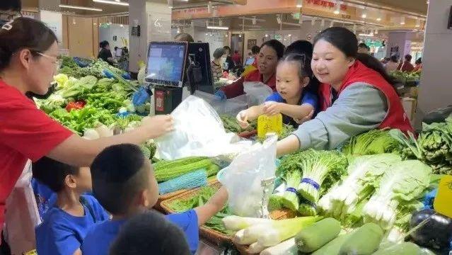 “蔬心家市集妇联”：点亮菜场烟火与社区温情 徐汇康健街道菜场：妇联引领的多元社区生活