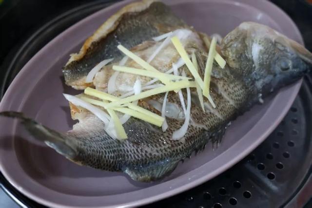 小嘉教你做西湖醋鱼，肉质鲜嫩超开胃！ 解锁西湖醋鱼做法，品尝地方传统名菜的魅力