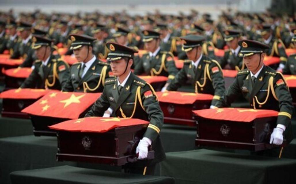 战火中的亲情与荣耀：蔡小东的非凡人生历程，从懵懂学生到身世揭秘：董耀东的传奇人生转折