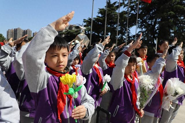 沉浸式红色教育！文化路三小清明祭英烈活动意义非凡，文化路三小清明祭英烈：党团队共筑信仰，传承红色基因