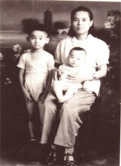 战火中的亲情与荣耀：蔡小东的非凡人生历程，从懵懂学生到身世揭秘：董耀东的传奇人生转折