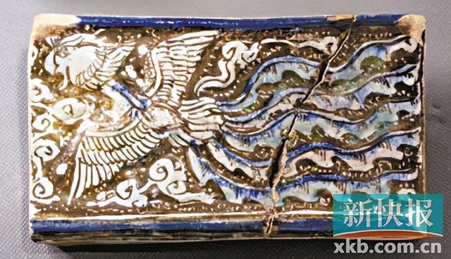 从“葡萄美酒”到广彩：中波文化交流的璀璨画卷 探秘中波文化交流：艺术、商贸与生活的碰撞