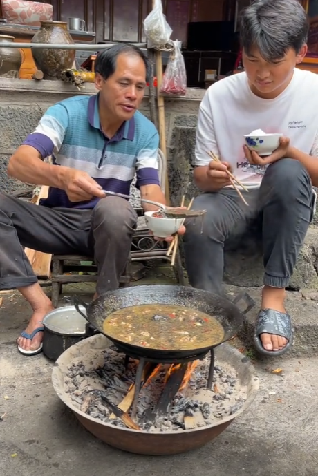 “暗黑李子柒”的重口味美食之旅：那些让人惊掉下巴的玩意，揭秘“暗黑李子柒”：他到底吃了多少奇葩食物？