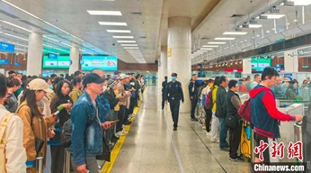 清明首日深圳口岸出入境客流迎双向高峰，清明假期首日，深圳皇岗、福田口岸热闹非凡