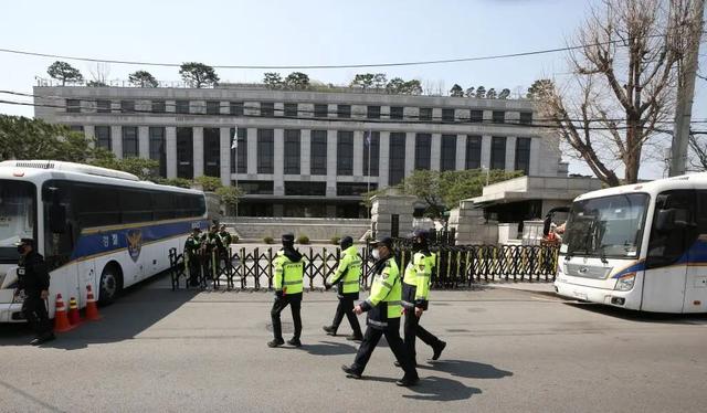韩国尹锡悦弹劾案宣判临近，社会裂痕或加剧？ 尹锡悦弹劾案今日宣判，韩国政局何去何从？