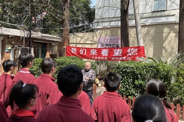 清明时节，江苏路街道与延安初中共祭陈永平烈士，江苏路街道携手延安中学，清明致敬陈永平烈士